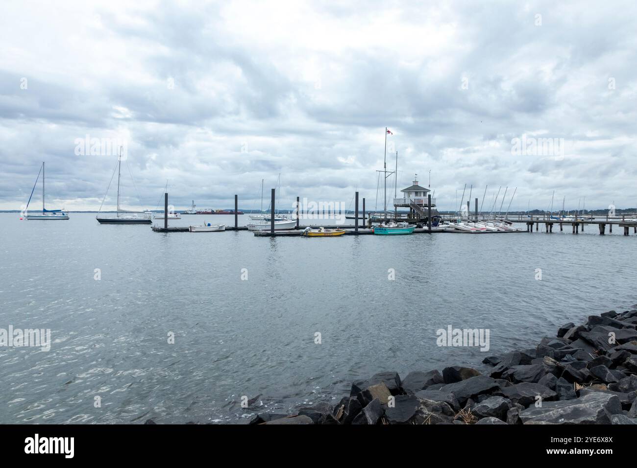 Perth Amboy, New Jersey - 1. Oktober 2024: Blick auf den Raritan Yacht Club an einem Herbstmorgen Stockfoto