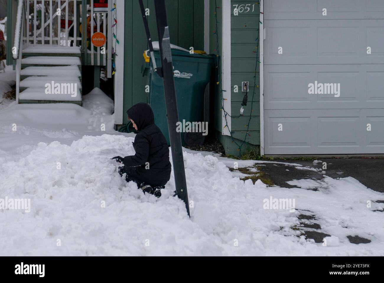 Starkschneefall stoppt das Leben in Alaska, Anchorage bedeckt in White Alaska, USA - 29. Oktober 2024 die Stadt Anchorage begrüßte den Winter mit dem ersten großen Schneefall der Saison. Der nächtliche Schneefall hat wichtige Straßen gesperrt, während Schneepflügen und Salzen in der ganzen Stadt voll ausgelastet sind. Die Schulen wechselten aufgrund des starken Schneefalls auf Fernunterricht, und die Gemeinde startete eine Online-Überwachungsplattform, um die Straßenverhältnisse im Auge zu behalten. Kinder und Haustiere spielen gerne im Schnee, während die Bewohner von Anchorage versuchen, die Herausforderungen zu meistern, die es mit sich bringt. Die Stadt Stockfoto