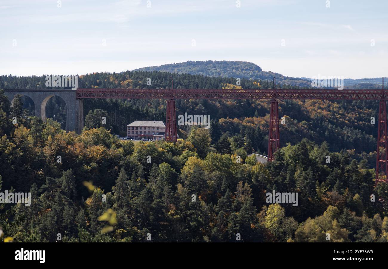 Saint-Mehl, Frankreich. Oktober 2024. Blick auf das Garabit-Viadukt, ein Werk von Gustave Eiffel in Saint-Mehl in Frankreich Stockfoto