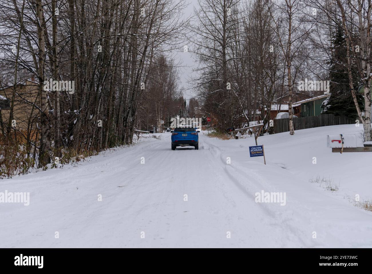 Starkschneefall stoppt das Leben in Alaska, Anchorage bedeckt in White Alaska, USA - 29. Oktober 2024 die Stadt Anchorage begrüßte den Winter mit dem ersten großen Schneefall der Saison. Der nächtliche Schneefall hat wichtige Straßen gesperrt, während Schneepflügen und Salzen in der ganzen Stadt voll ausgelastet sind. Die Schulen wechselten aufgrund des starken Schneefalls auf Fernunterricht, und die Gemeinde startete eine Online-Überwachungsplattform, um die Straßenverhältnisse im Auge zu behalten. Kinder und Haustiere spielen gerne im Schnee, während die Bewohner von Anchorage versuchen, die Herausforderungen zu meistern, die es mit sich bringt. Die Stadt Stockfoto