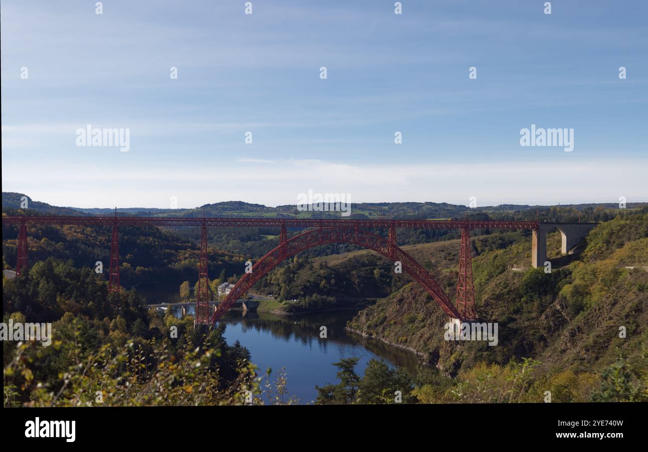 Saint-Mehl, Frankreich. Oktober 2024. Blick auf das Garabit-Viadukt, ein Werk von Gustave Eiffel in Saint-Mehl in Frankreich Stockfoto