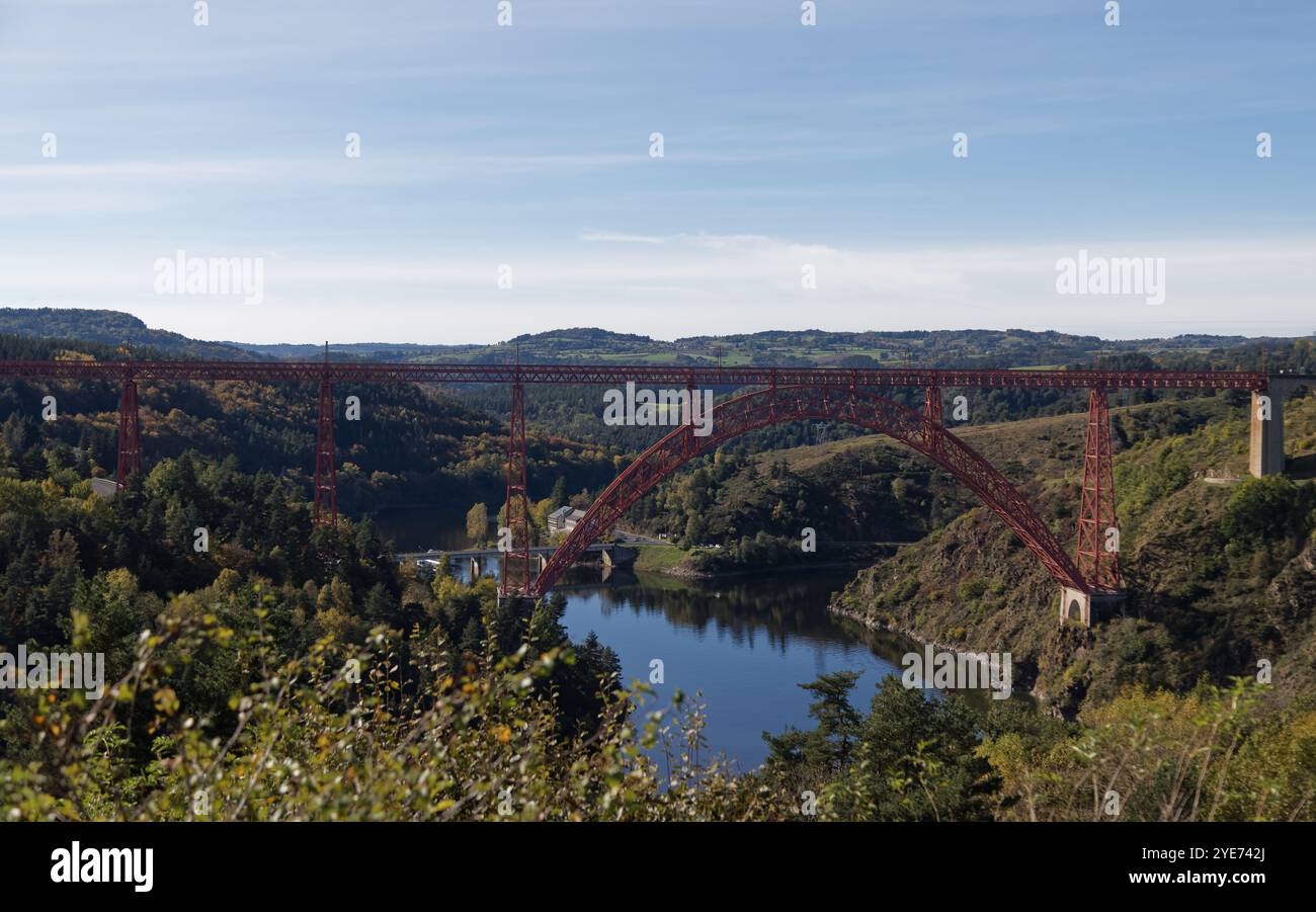 Saint-Mehl, Frankreich. Oktober 2024. Blick auf das Garabit-Viadukt, ein Werk von Gustave Eiffel in Saint-Mehl in Frankreich Stockfoto