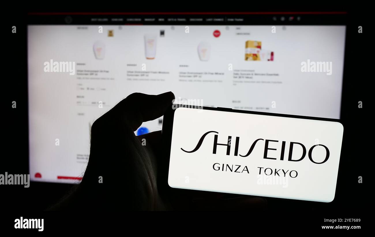 Deutschland. Juni 2024. In dieser Fotoabbildung hält ein Mann ein Smartphone mit dem Logo des japanischen Kosmetikunternehmens Shiseido Co. Ltd. Vor der Webseite. (Foto von Timon Schneider/SOPA Images/SIPA USA) *** ausschließlich für redaktionelle Nachrichten *** Credit: SIPA USA/Alamy Live News Stockfoto