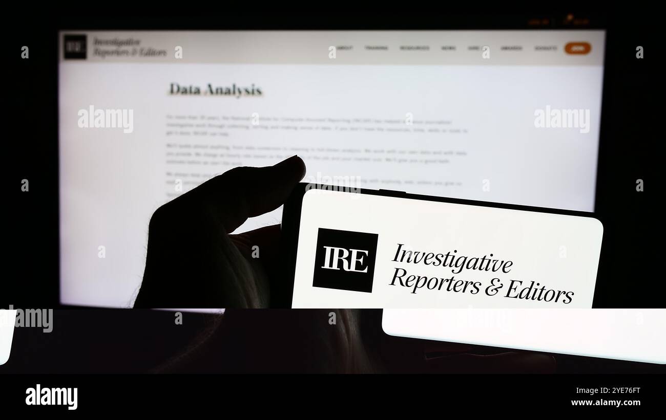 Deutschland. Juni 2024. In dieser Abbildung hält ein Mann ein Smartphone mit dem Logo von Investigative Reporters and Editors Inc. (IRE) vor der Webseite. (Credit Image: © Timon Schneider/SOPA Images via ZUMA Press Wire) NUR REDAKTIONELLE VERWENDUNG! Nicht für kommerzielle ZWECKE! Stockfoto