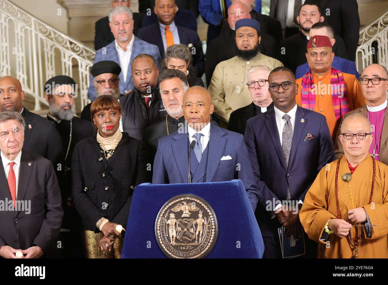 NY, USA. 30. Oktober 2024. NEW YORK, NEW YORK - 29. OKTOBER: Der Bürgermeister von New York, Eric Adams, hält Bemerkungen, zündet eine Kerze an und unterzeichnet die Friedensmauer bei der Interfaith Mahnwache „United in trauef Committed to Peace in the Middle East“ am 29. Oktober 2024 im Rathaus. Das feierliche Treffen brachte Führer und Gemeindemitglieder verschiedener Glaubensrichtungen zusammen, die in Hoffnung und Engagement für den Frieden im Nahen Osten vereint waren. (Kreditbild: © Luiz Rampelotto/ZUMA Press Wire) NUR REDAKTIONELLE VERWENDUNG! Nicht für kommerzielle ZWECKE! Stockfoto