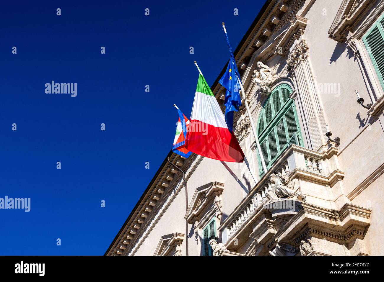 Flaggen des Palastes Quirinale (Palazzo del Quirinale) in Rom Stockfoto