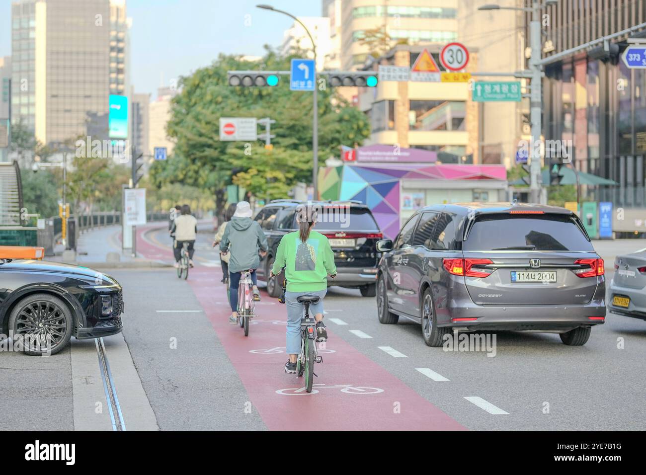 Oktober 2024. Jongno District, Seoul, Morgenstraße zu Fuß von Südkorea in die Innenstadt von Myeong-dong. Stockfoto