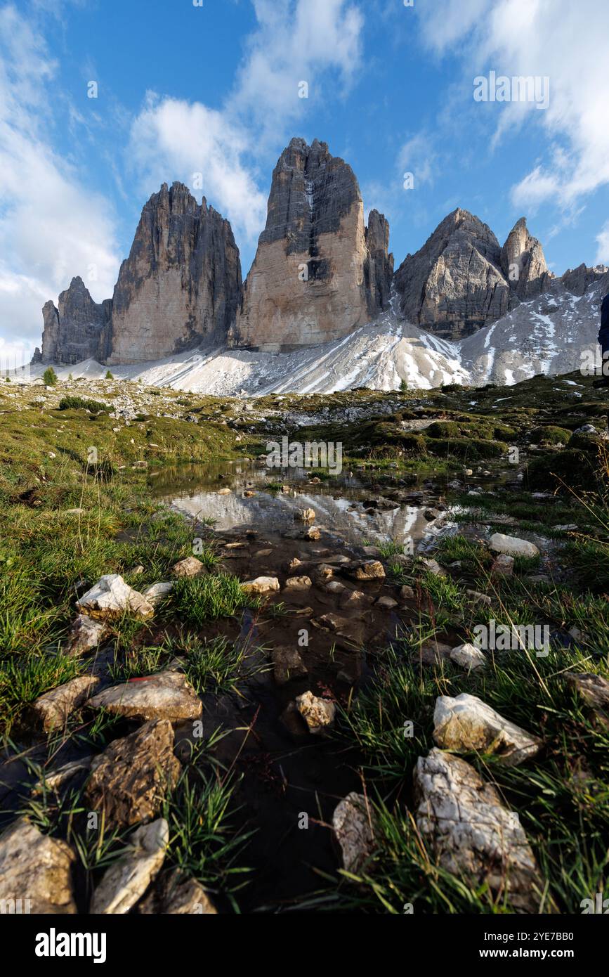 18. September 2024, Italien, Auronzo Di Cadore: Die Nordwände der drei Zinnen sind am 18. September 2024 in den Sexten-Dolomiten im Naturpark drei Zinnen bei Auronzo di Cadore (Provinz Belluno, Italien) zu sehen, während im Vordergrund ein Wanderweg verläuft. Die drei Zinnen (italienisch Tre Cime di Lavaredo) sind ein markantes Bergmassiv in der Berglandschaft an der Grenze zwischen den italienischen Provinzen Belluno im Süden und Südtirol im Norden und ein Symbol der Region. Die Dolomiten sind das Hochtal der Dolomiten und UNESCO-Weltkulturerbe. Die höchste Stockfoto