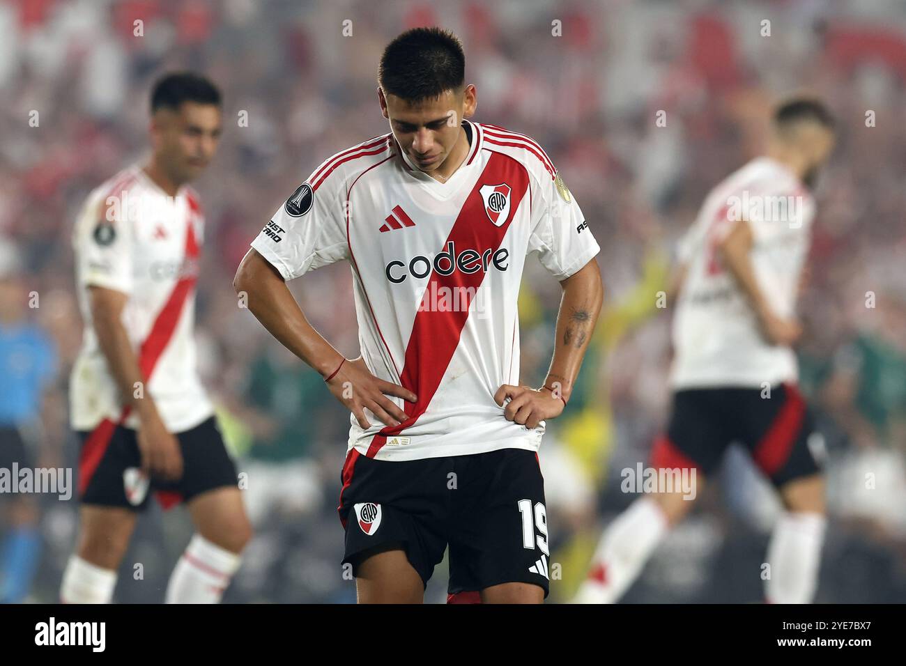 Der Mittelfeldspieler Claudio Echeverri von River Plate reagiert, nachdem seine Mannschaft 0-0 im Halbfinale des ConMEBOL Libertadores Cup zwischen River Plate aus Argentinien und Atlético Mineiro aus Brasilien im El Monumental Stadion in Buenos Aires am 29. Oktober 2024 ausschied. Atlético Mineiro wird am 30. November das Finale des Turniers in Buenos Aires ausspielen. Stockfoto