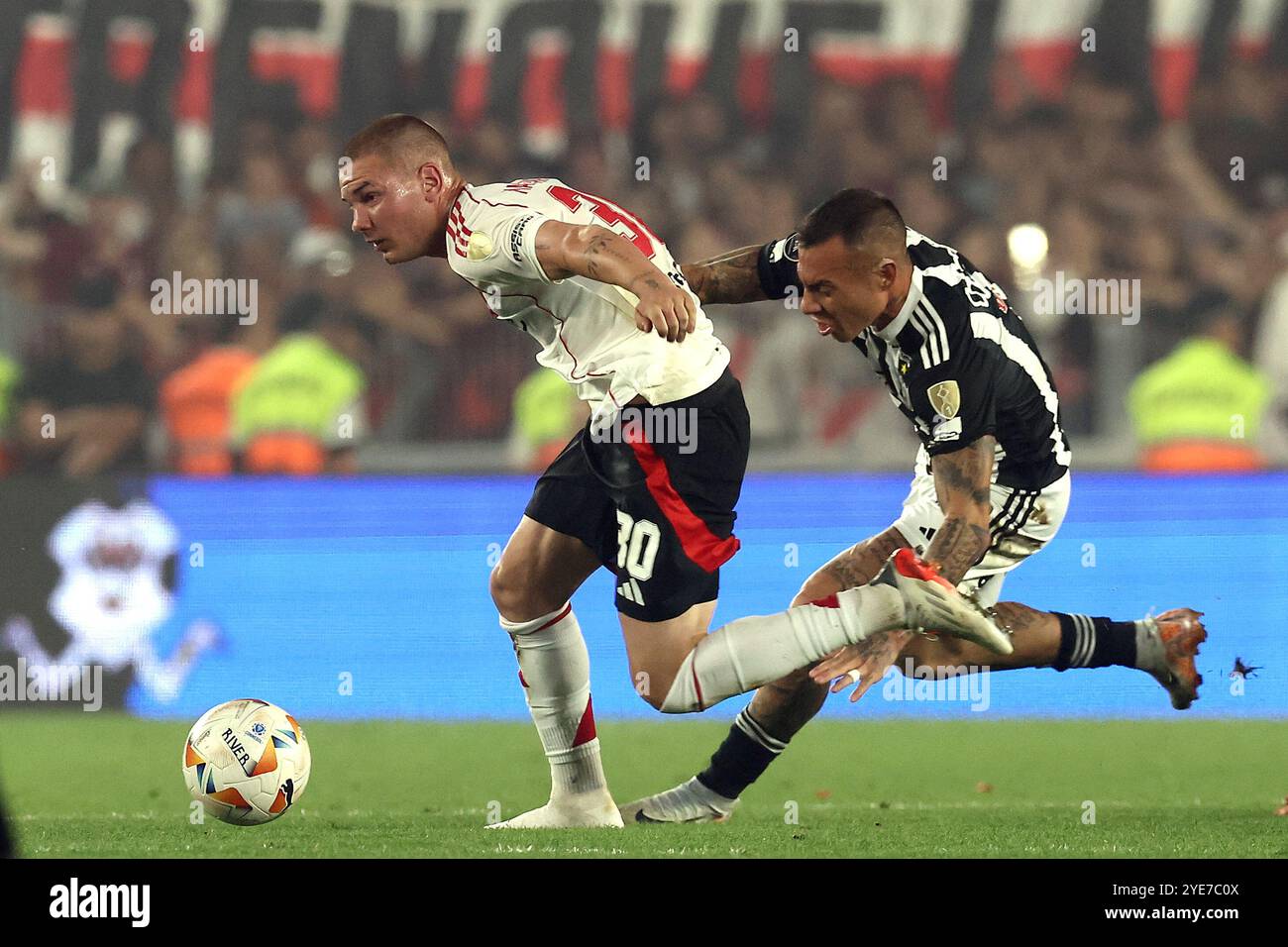 Der argentinische River Plate Mittelfeldspieler Franco Mastantuono (L) kontrolliert den Ball am 29. Oktober 2024 im Halbfinalspiel CONMEBOL Copa Libertadores im El Monumental Stadion in Buenos Aires. Stockfoto