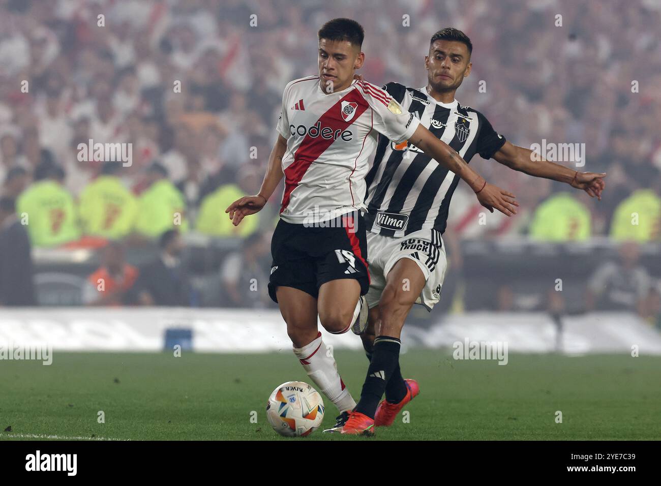 Der argentinische River Plate Mittelfeldspieler Claudio Echeverri (L) wetteifertet am 29. Oktober 2024 im Halbfinale des CONMEBOL Copa Libertadores im El Monumental Stadion in Buenos Aires um den Ball. Stockfoto