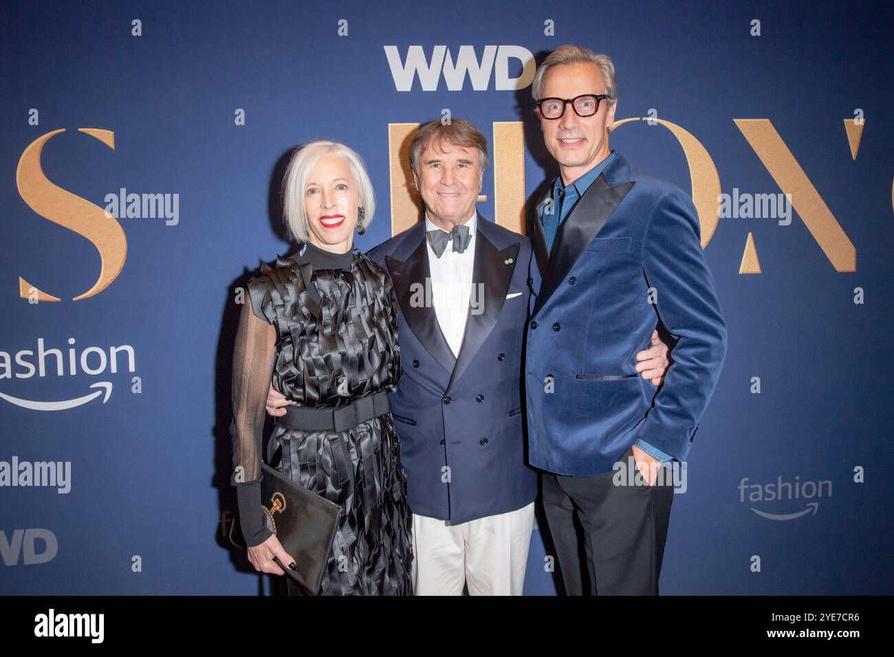 New York, Usa. Oktober 2024. (L-R) Linda Fargo, Brunello Cucinelli und Geoffroy van Raemdonck nehmen an den WWD-Auszeichnungen 2024 in der Cipriani South Street Teil. (Foto: Ron Adar/SOPA Images/SIPA USA) Credit: SIPA USA/Alamy Live News Stockfoto