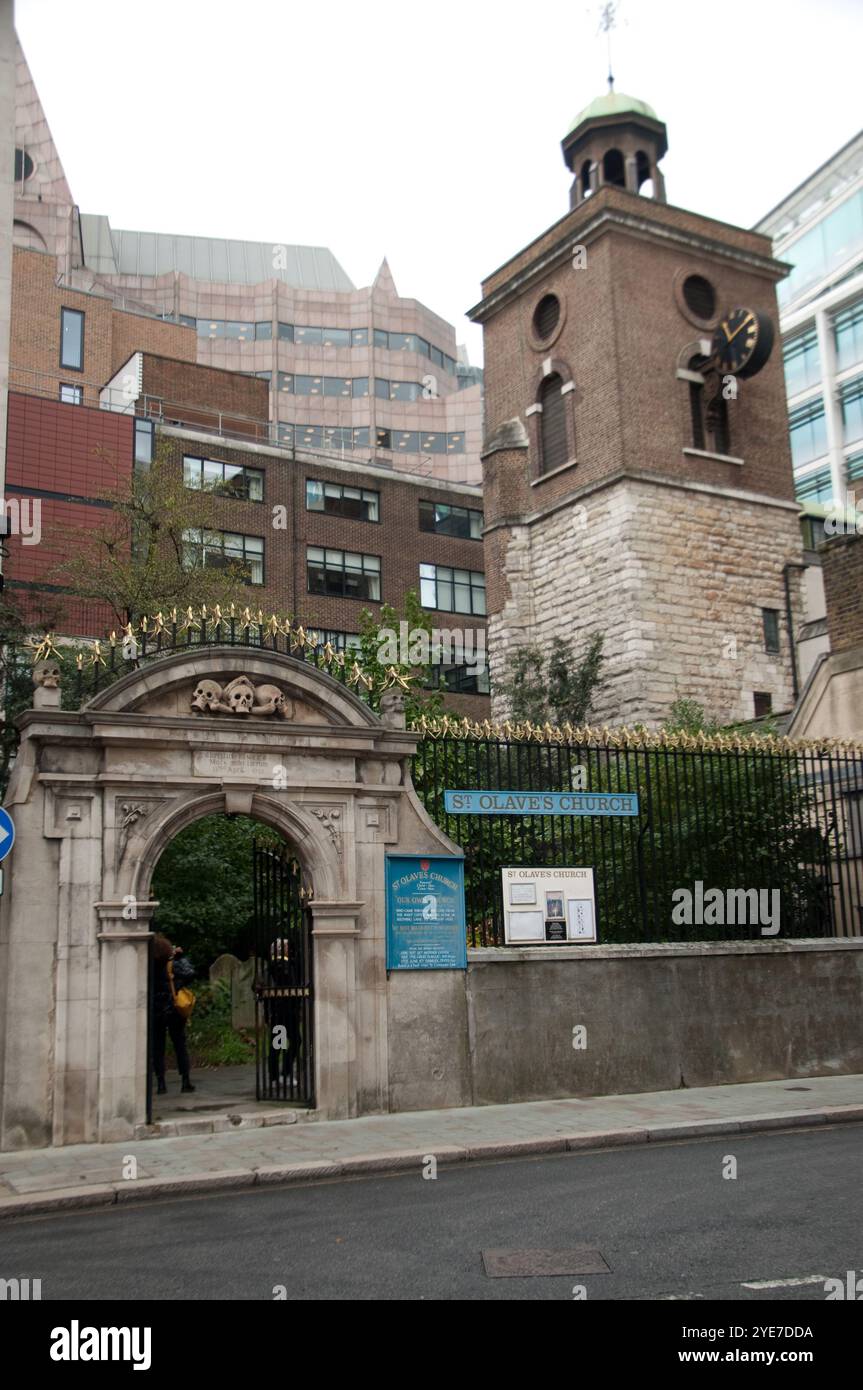 St Olave's Church, Hart Street, ist eine Kirche in der City of London. Die Kirche ist eine der kleinsten in der Stadt und eine der größten Stockfoto St Olave's Church, Hart Street, ist eine Kirche in der City of London. Die Kirche ist eine der kleinsten in der Stadt und eine der größten Stockfoto