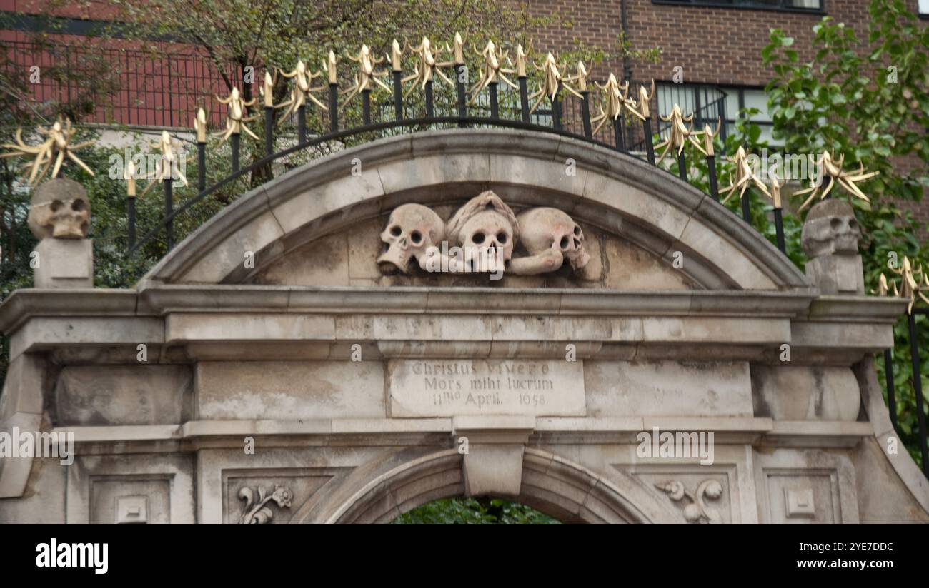 Momento Mori über dem Eingang zur St. Olave's Church, City of London, England, Vereinigtes Königreich Stockfoto Momento Mori über dem Eingang zur St. Olave's Church, City of London, England, Vereinigtes Königreich Stockfoto