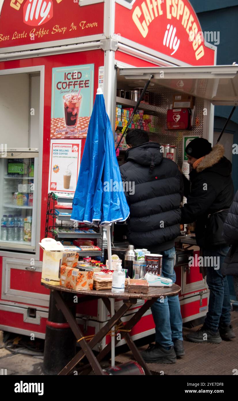 Kleiner Kaffeestand, City of London, England, Großbritannien. Vor Der Kirche St. Margaret Pattens; Stockfoto Kleiner Kaffeestand, City of London, England, Großbritannien. Vor Der Kirche St. Margaret Pattens; Stockfoto
