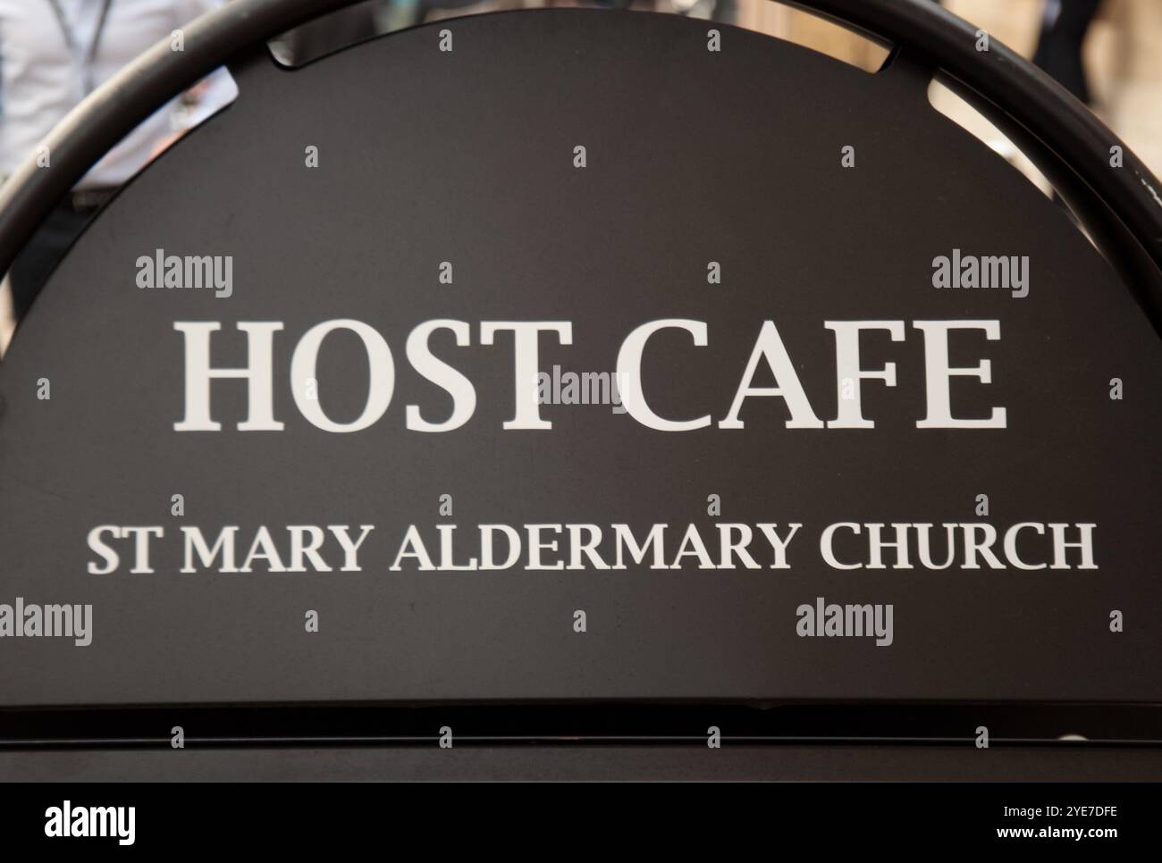 Schild für das Hostcafé in der wunderschönen Kirche St. Mary Aldermary, City of London, England, Großbritannien. Dieses Café macht ein blühendes Geschäft. Stockfoto