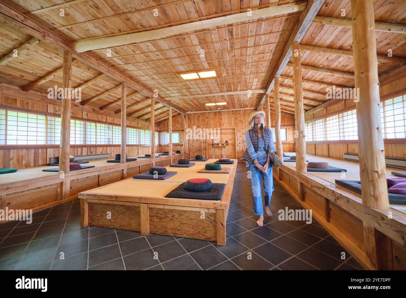 Blick von innen auf den Hauptgebetsbereich, alles aus Naturholz. In der Morgan Bay Zendo Japanese Buddhist Retreat in Surry, Hancock County, Down East, Maine. Stockfoto