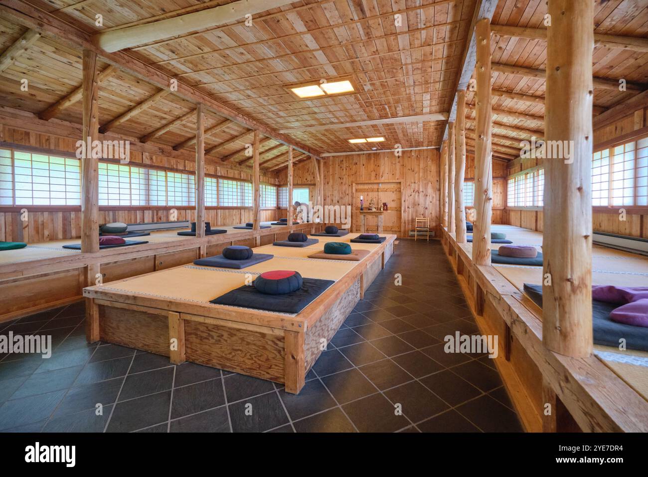 Blick von innen auf den Hauptgebetsbereich, alles aus Naturholz. In der Morgan Bay Zendo Japanese Buddhist Retreat in Surry, Hancock County, Down East, Maine. Stockfoto
