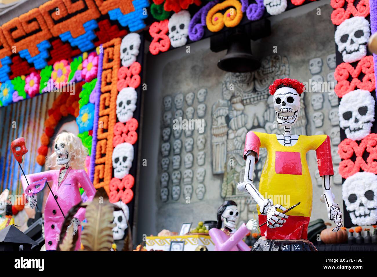 Ciudad de Mexico, Mexiko - 28. Oktober. 2024: Farbenfrohe und traditionelle Opfergabe des Todestages in Coyoacan Stockfoto