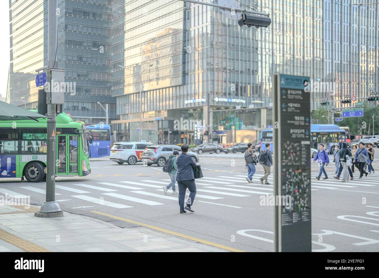 Oktober 2024. Jongno District, Seoul, Morgenstraße zu Fuß von Südkorea in die Innenstadt von Myeong-dong. Stockfoto