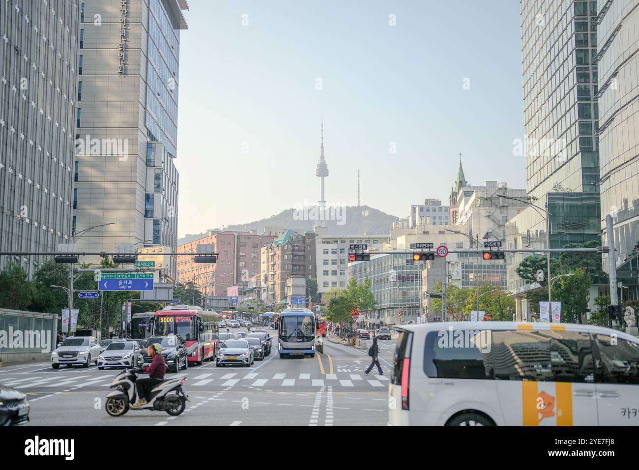 Oktober 2024. Jongno District, Seoul, Morgenstraße zu Fuß von Südkorea in die Innenstadt von Myeong-dong. Stockfoto
