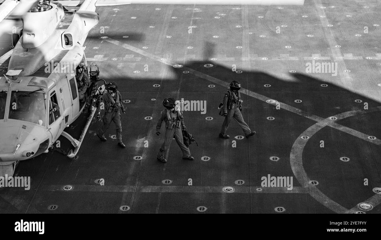 U.S. Marine Corps Piloten mit Marine Light Attack Helicopter Squadron (HMLA) 169, Marine Aircraft Group 39, 3rd Marine Aircraft Wing, durchqueren den Flig Stockfoto