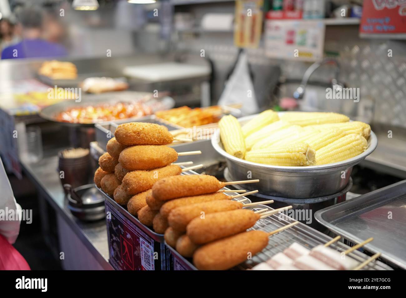 Oktober 2024. Kulinarische Szene auf dem Markt mit vielen traditionellen Imbissständen in Changgyeonggung-RO, Jongno District, Seoul, Südkorea. Stockfoto