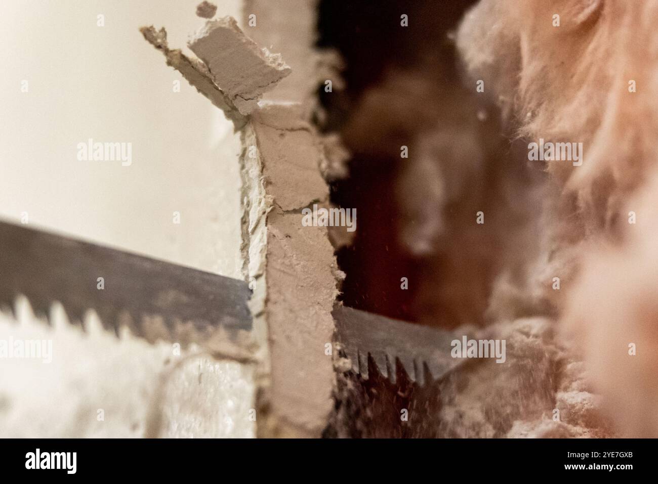 Austin Isenbergtodd, ein Schützling des 1. Leichten Panzeraufklärungsbataillons, 1. Marine-Division, schneidet ein Loch in einem W Stockfoto