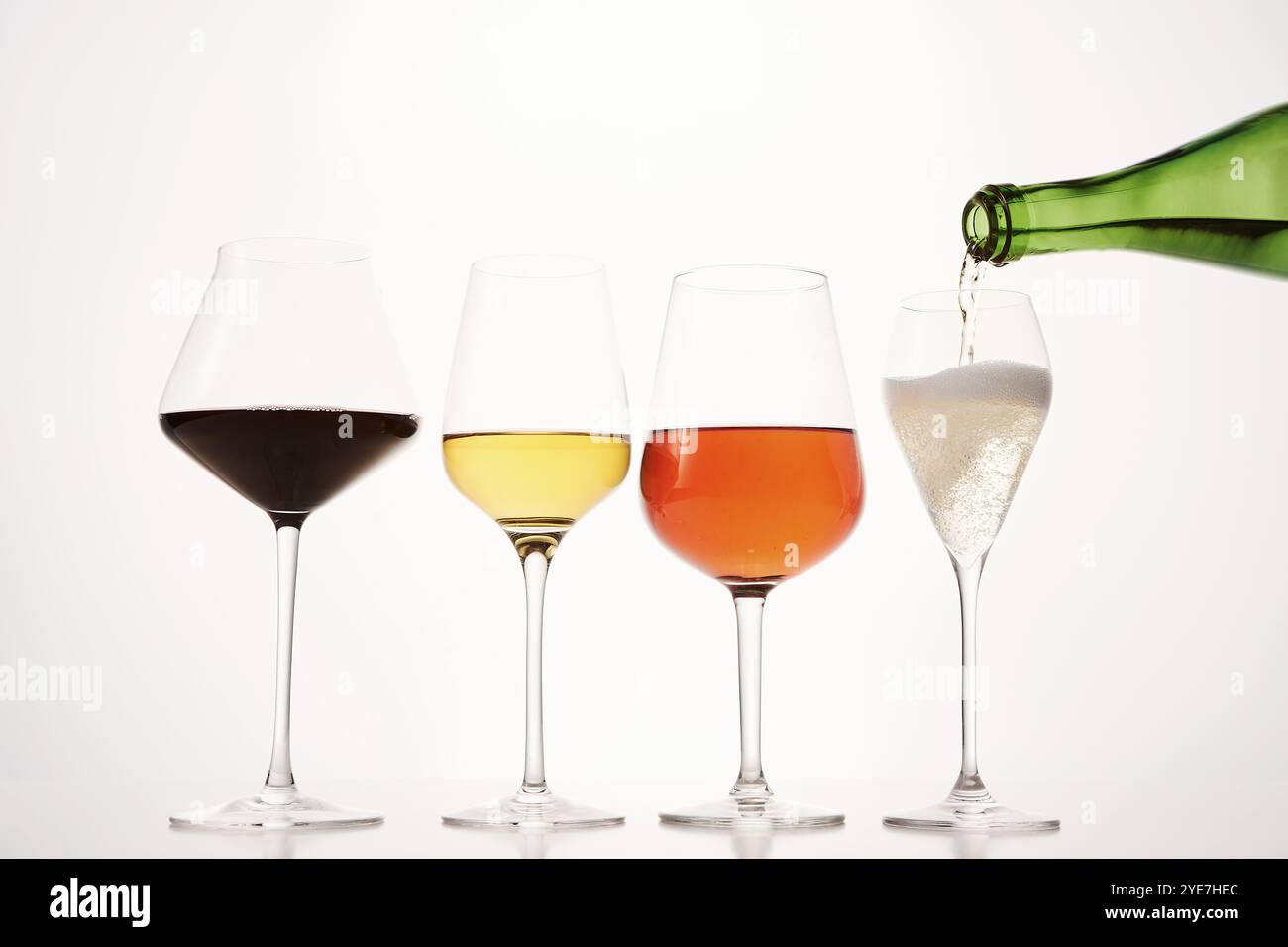 Weinsortiment in Gläsern Rot, weiß, Rose, Champagner. Stockfoto