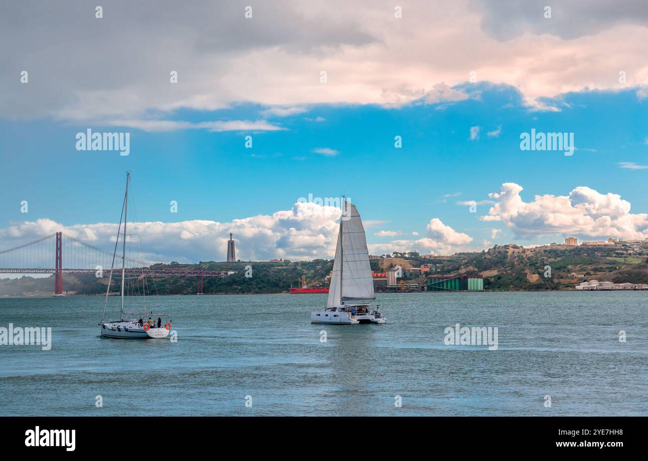 Der Fluss Tejo, die Stadt Almada mit der Statue des Heiligtums Christi des Königs und der Brücke 25 de Abril von Belem, Lissabon Stockfoto