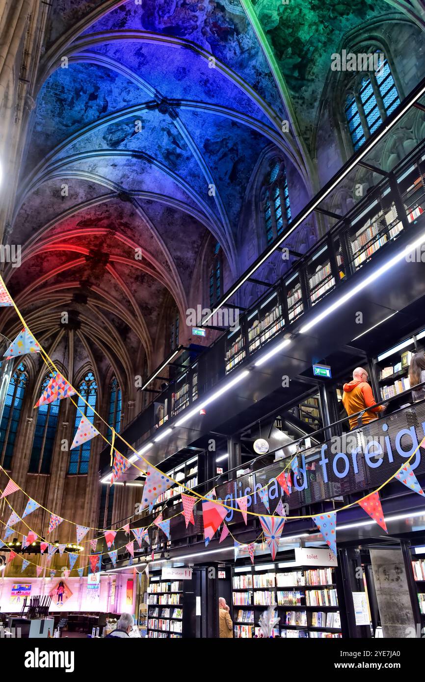 Das Innere des Buchhandels Dominicanen befindet sich in einer umgebauten mittelalterlichen Kirche. Maastricht, Niederlande. Einer der schönsten Buchhandlungen der Welt. Stockfoto