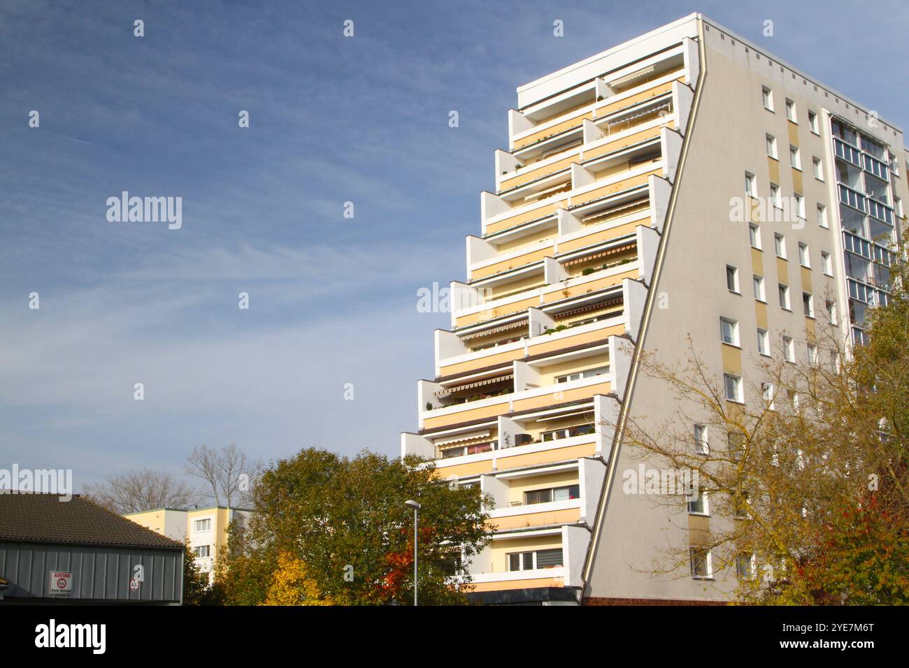 Blick am Montag 28.10.2024 im Stadtteil Schmarl der Hanse- und Universitätsstadt Rostock auf sanierte Wohnblöcke. Während der DDR-Zeit war der Stadtbezirk eine beliebte Wohngegend. Mittlerweile sind zahlreiche Einwohner von einst in den sogenannten Speckgürtel der Hansestadt umgezogen und haben dort ein Eigenheim errichtet. So wohnen in Schmarl derzeit aufallend viele Menschen mit einem Migrationshintergrund und einem hohen Lebensalter. Dennoch ist das Stadtgebiet eine einladende Wohngegend. *** Blick auf renovierte Appartementhäuser im Stadtteil Schmarl der Hanse- und Universitätsstadt Stockfoto