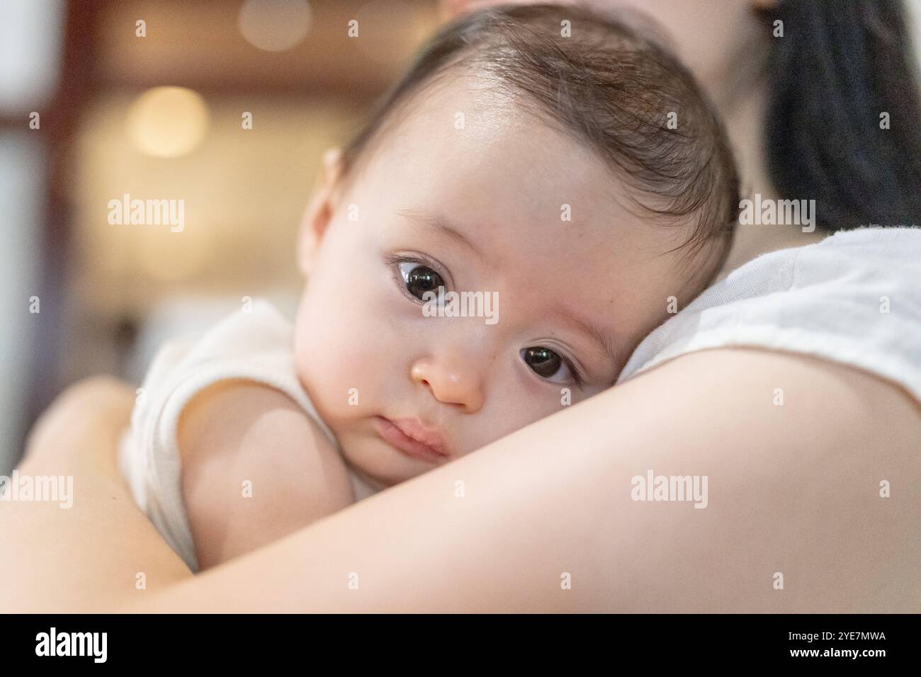 Ein 6 Monate altes Baby, das im September von einer Frau in den 30ern in einem Gebäude in der Nähe der Dihua Street in Taipei City, Taiwan, gehalten wurde. Stockfoto