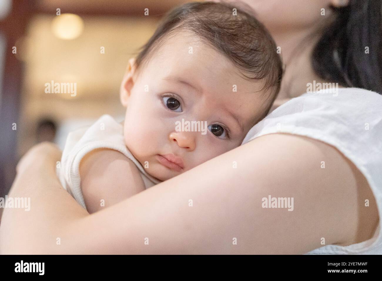 Ein 6 Monate altes Baby, das im September von einer Frau in den 30ern in einem Gebäude in der Nähe der Dihua Street in Taipei City, Taiwan, gehalten wurde. Stockfoto