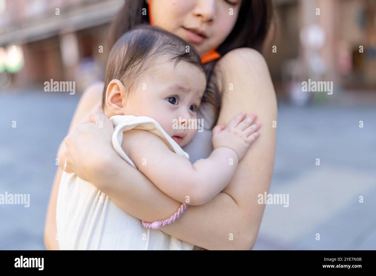 Ein 6 Monate altes Baby, das im September von einer Frau in den 30ern in einem Gebäude in der Nähe der Dihua Street in Taipei City, Taiwan, gehalten wurde. Stockfoto