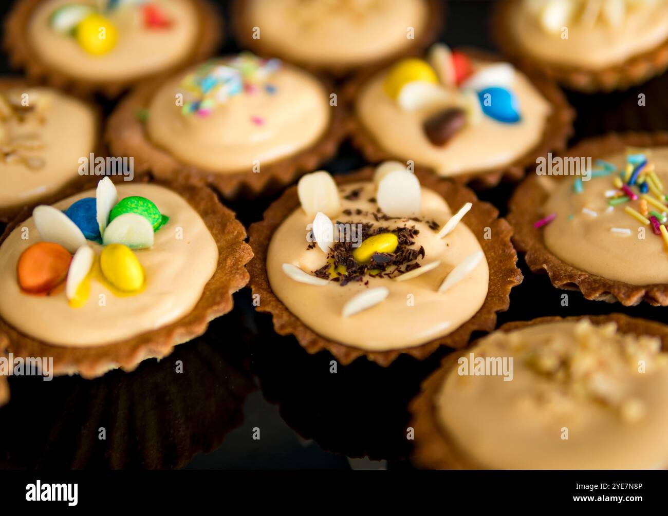 Detail kleiner Cupcakes auf schwarzer Platte Stockfoto