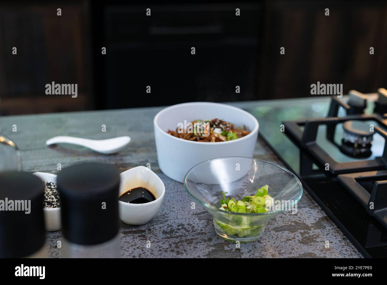 Zubereitung köstlicher Gerichte mit frischen Zutaten in der modernen Küche zu Hause Stockfoto