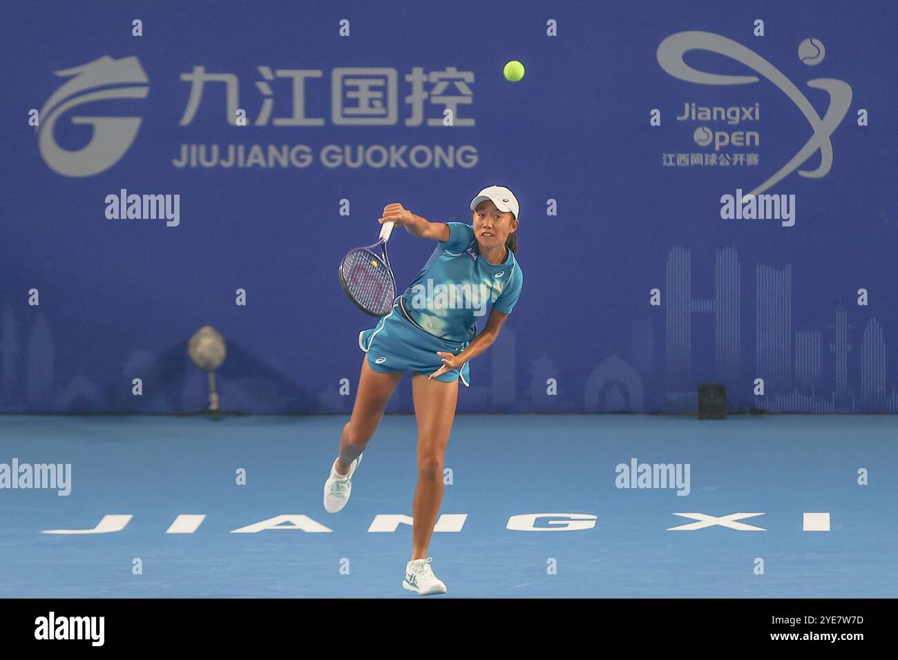 Zhang Shuai im Wettbewerb. Jiujiang, China. 29. Oktober 2024. Die erste Runde des Einzel-Spiels der Frauen der WTA Jiangxi Tennis Open 2024 fand am 29. Oktober 2024 im Balihu Sports Center in der Stadt Jiujiang, Provinz Jiangxi, statt. Quelle: Liu Lixin/China News Service/Alamy Live News Stockfoto