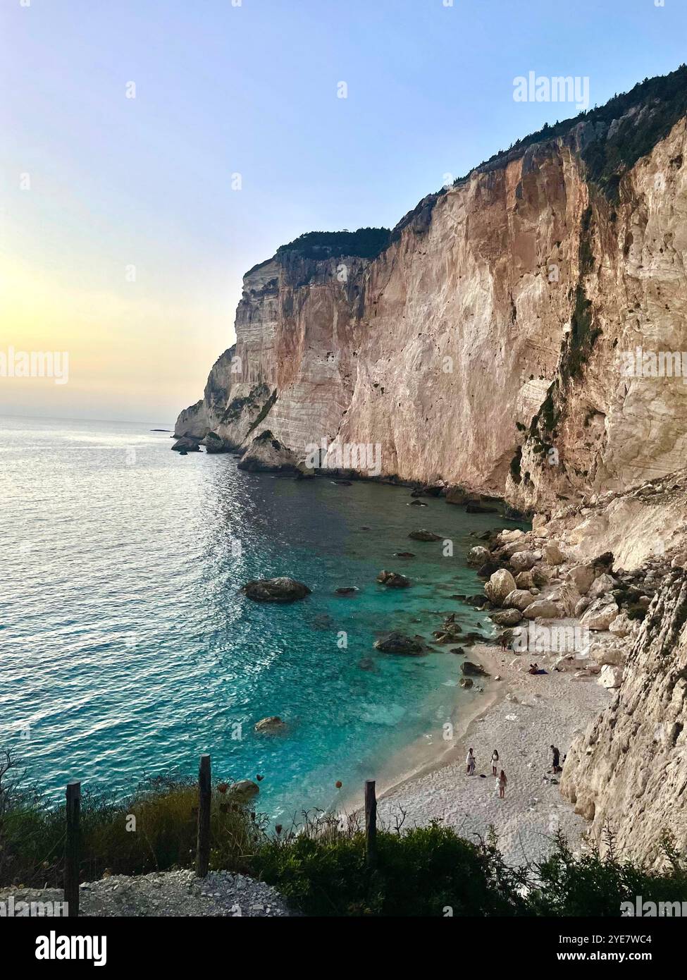 Griechischer Weißer Sandstrand - Smartphone-aufgenommenes Stockfoto