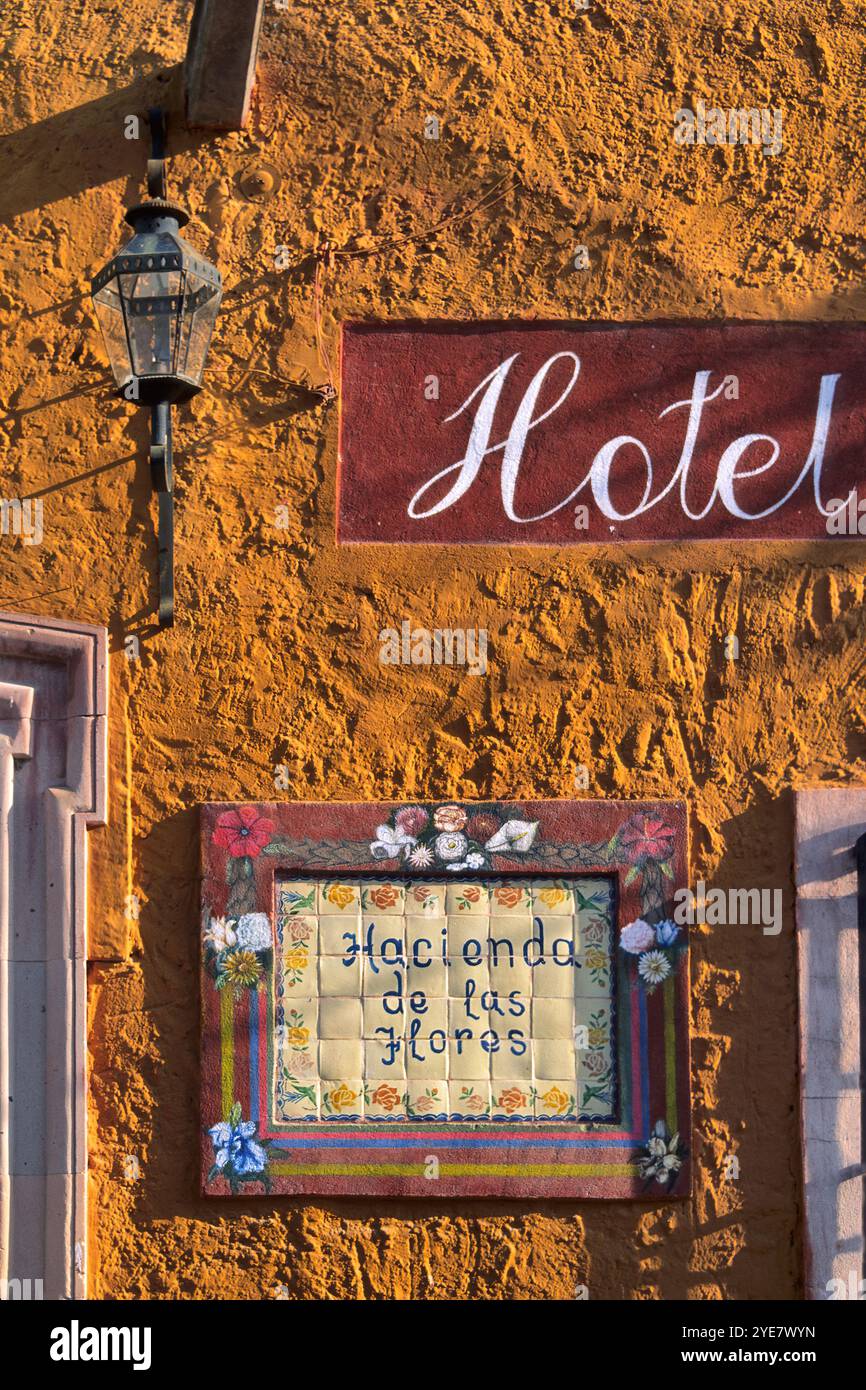 Hotelschild, Straßenlaterne in San Miguel de Allende, Mexiko Stockfoto