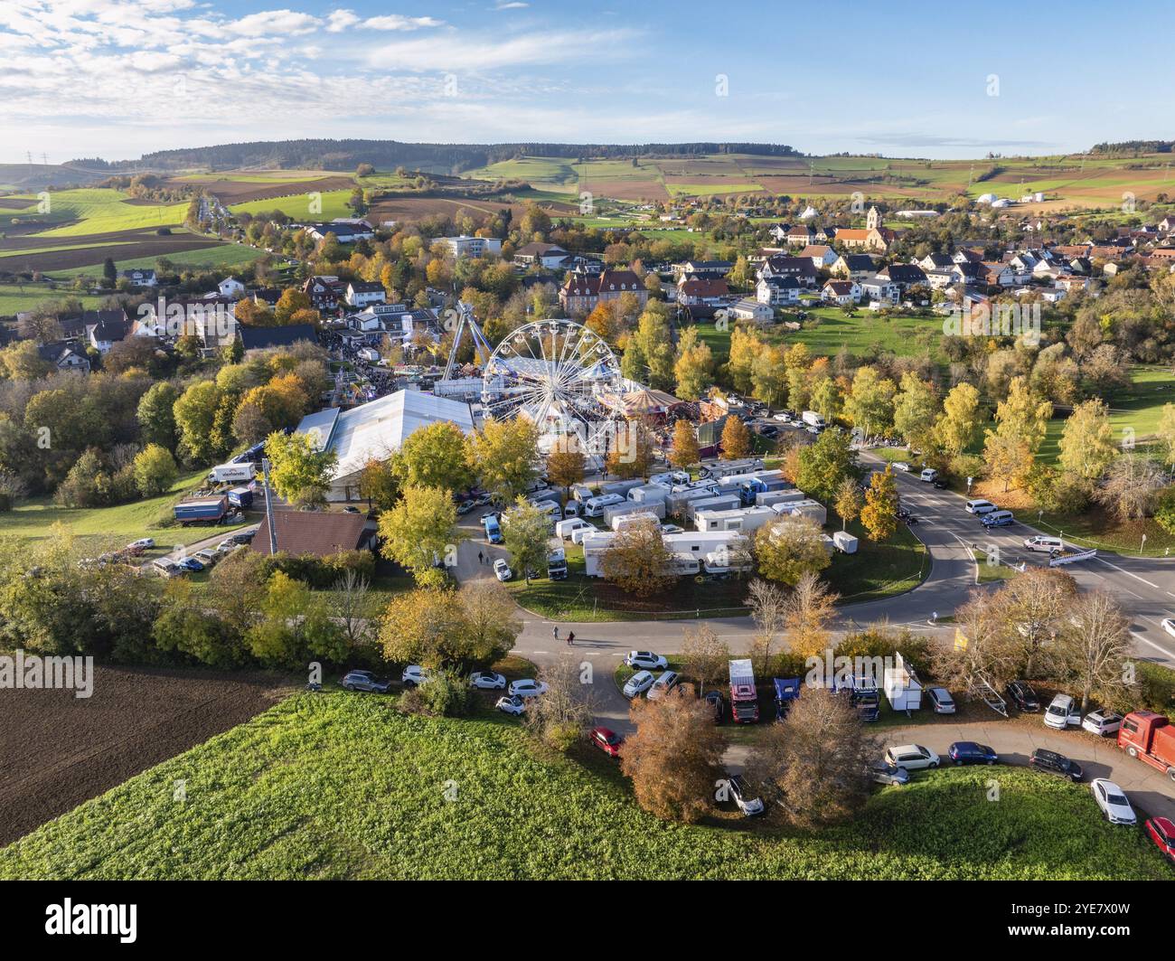 Aus der Vogelperspektive auf die Stadt Tengen, während des 734. Schaetzele Markts, eines der wichtigsten Volksfeste in Südbaden, Markt- und Vergnügungspark Stockfoto