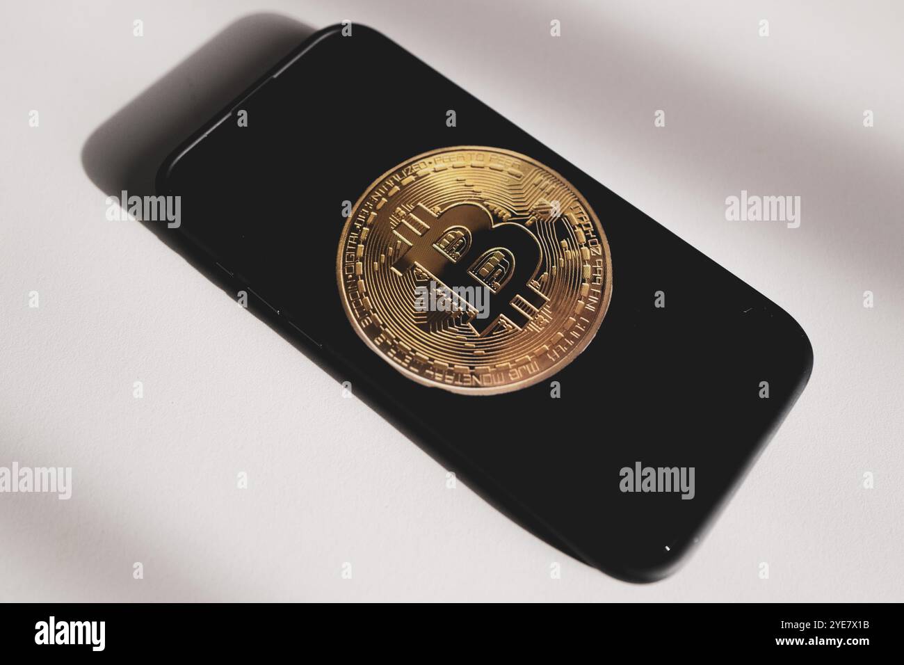 Symbolisches Bild Kryptowährung, digitale Währung, Golden Coin Bitcoin auf Smartphone Stockfoto