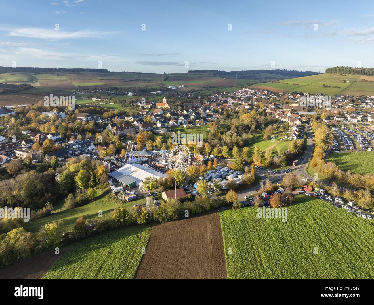 Aus der Vogelperspektive auf die Stadt Tengen, während des 734. Schaetzele Markts, eines der wichtigsten Volksfeste in Südbaden, Markt- und Vergnügungspark Stockfoto