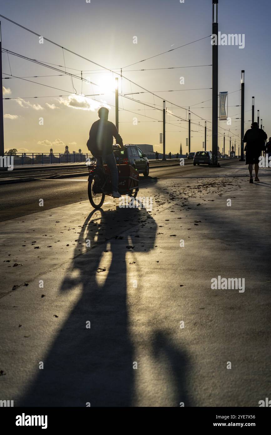 Der Verkehr auf der Kennedy-Brücke, Mitte der drei Rheinbrücken in Bonn, verbindet das Zentrum von Bonn mit dem Bezirk Beuel, Bundesstraße B56, Ampel Stockfoto
