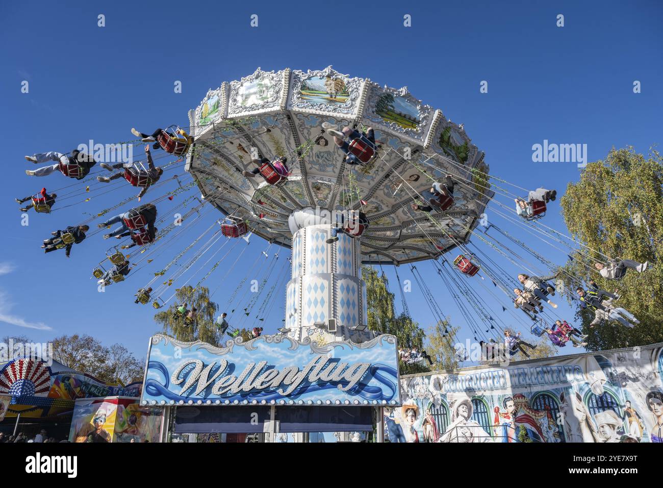 Wellenflug auch Wellenflieger genannt, ein in Deutschland gebautes Kettenkarussell mit handgemalten bayerischen Motiven am traditionellen Schaetzelemarkt i Stockfoto