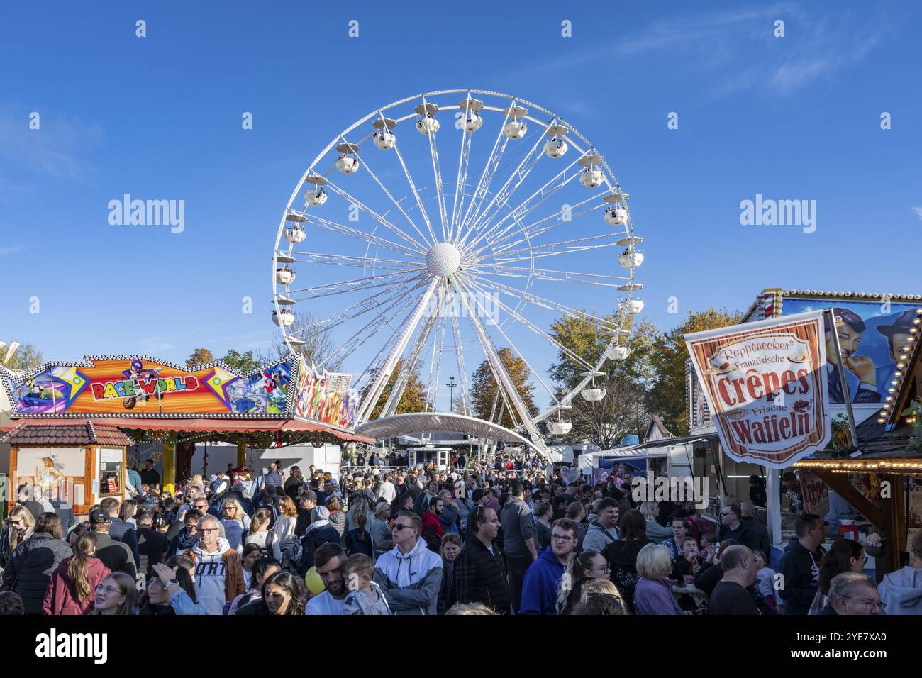 Menschenmenge auf dem Messegelände, Vergnügungspark, Vergnügungsfahrt, Riesenrad, Schausteller, auf dem traditionellen Schaetzelemarkt in Tengen, Hegau, Landkreis von Stockfoto