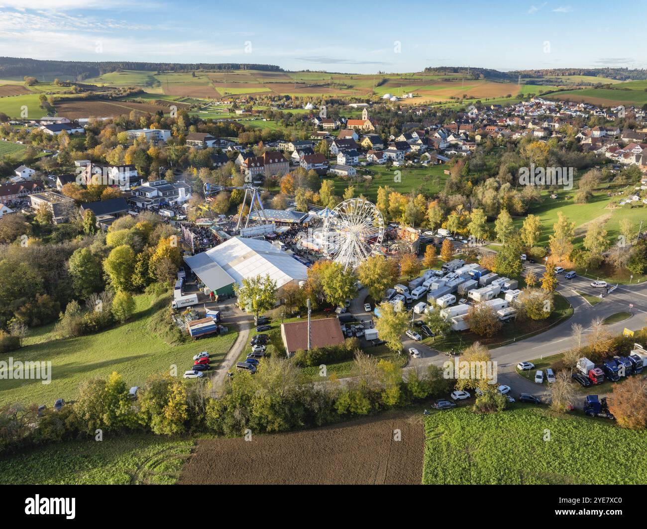 Aus der Vogelperspektive auf die Stadt Tengen, während des 734. Schaetzele Markts, eines der wichtigsten Volksfeste in Südbaden, Markt- und Vergnügungspark Stockfoto