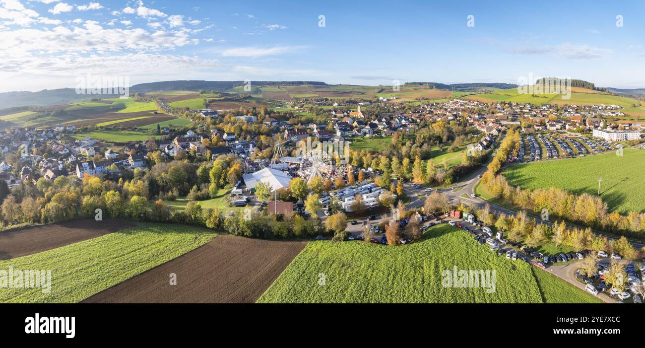 Aus der Vogelperspektive, Panorama der Stadt Tengen, während des 734. Schaetzele Markts, eines der wichtigsten Volksfeste Südbades, Markt und A Stockfoto