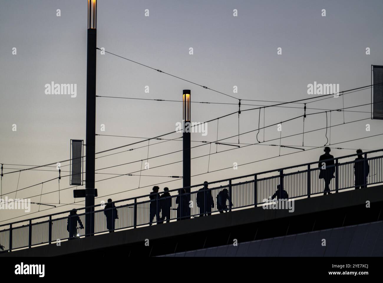 Der Verkehr auf der Kennedy-Brücke, Mitte der drei Rheinbrücken in Bonn, verbindet das Zentrum von Bonn mit dem Bezirk Beuel, Bundesstraße B56, Ampel Stockfoto