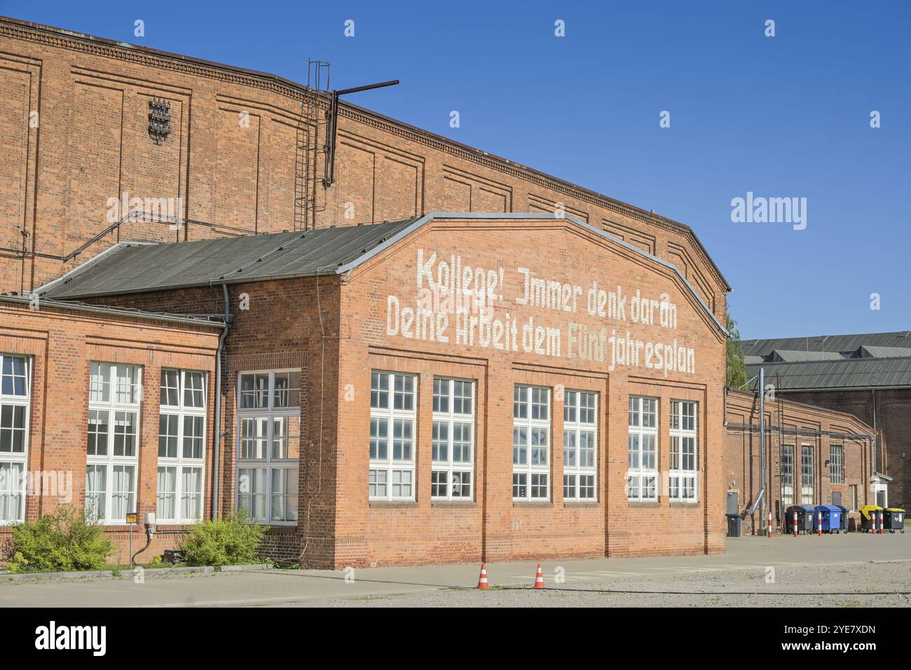 Inschrift, Kollege! Denken Sie immer an den Fünfjahresplan, Stage 19, Filmhalle, Studio Babelsberg, ehemaliges Fabrikgelände von Orenstein Stockfoto
